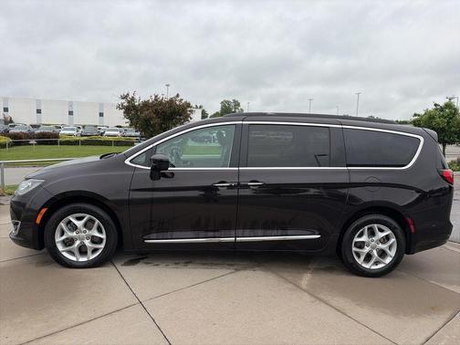 Cordovan 2017 Chrysler Pacifica Touring-L