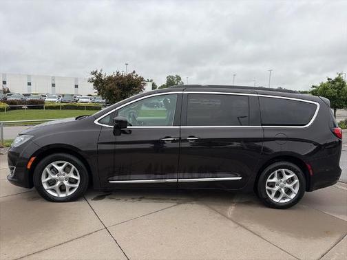 Cordovan 2017 Chrysler Pacifica Touring-L