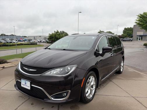 Cordovan 2017 Chrysler Pacifica Touring-L