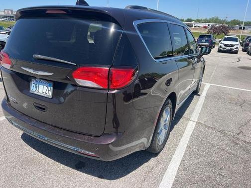 Dark Cordovan Pearlcoat 2017 Chrysler Pacifica Touring-L