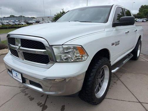 Bright White Clearcoat 2018 RAM 1500 SLT