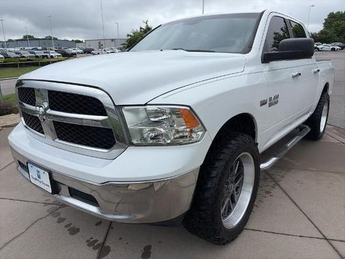 Bright White Clearcoat 2018 RAM 1500 SLT