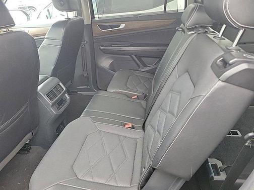 Deep Black Pearl Effect 2024 Volkswagen Atlas 2.0T SE