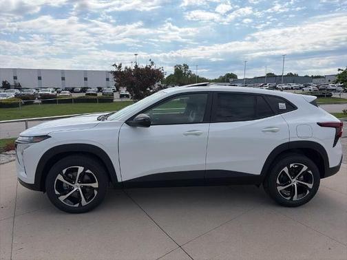 Summit White 2026 Chevrolet Trax 1RS