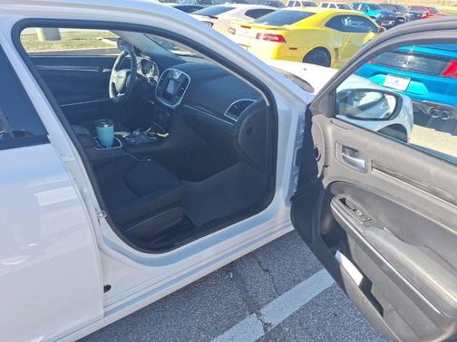 2022 Chrysler 300 Touring