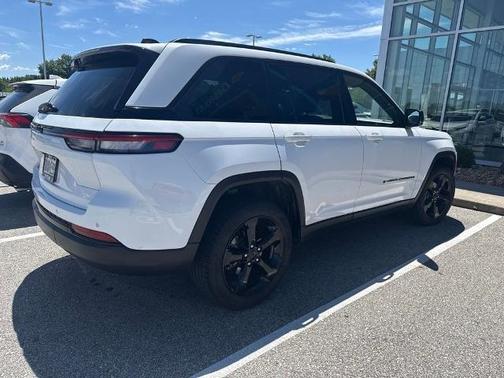 Bright White Clearcoat 2023 Jeep Grand Cherokee Altitude