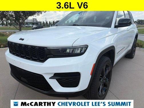 Bright White Clearcoat 2023 Jeep Grand Cherokee Altitude
