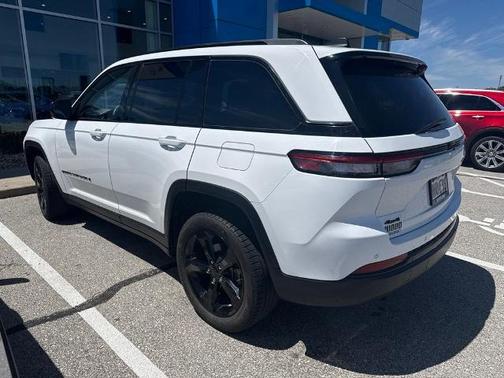 Bright White Clearcoat 2023 Jeep Grand Cherokee Altitude