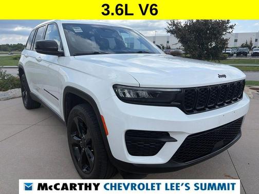 Bright White Clearcoat 2023 Jeep Grand Cherokee Altitude