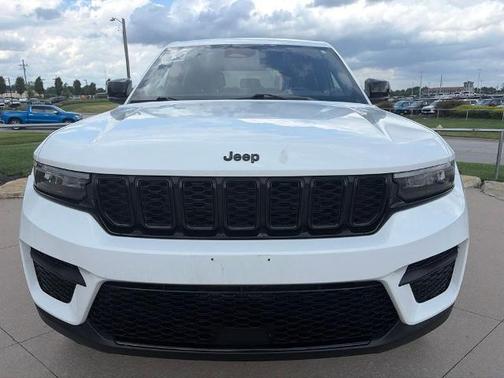 Bright White Clearcoat 2023 Jeep Grand Cherokee Altitude