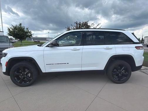 Bright White Clearcoat 2023 Jeep Grand Cherokee Altitude