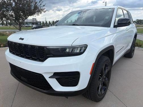 Bright White Clearcoat 2023 Jeep Grand Cherokee Altitude