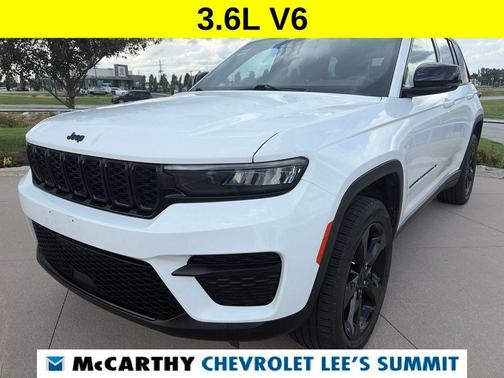 Bright White Clearcoat 2023 Jeep Grand Cherokee Altitude