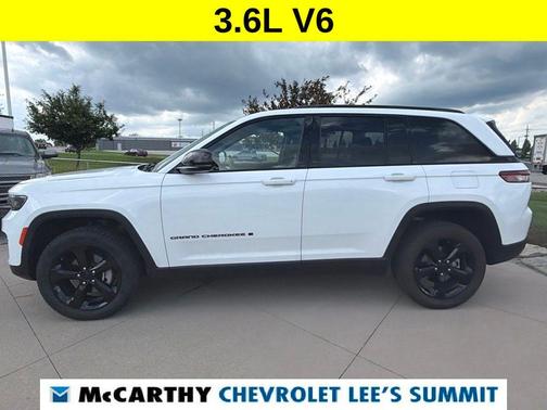 Bright White Clearcoat 2023 Jeep Grand Cherokee Altitude