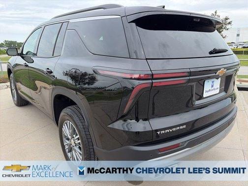 Mosaic Black Metallic 2026 Chevrolet Traverse LT