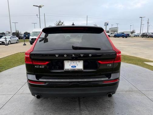 2021 Volvo XC60 T5 Momentum