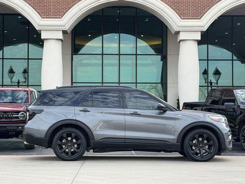 Gray Metallic 2023 Ford Explorer ST-Line