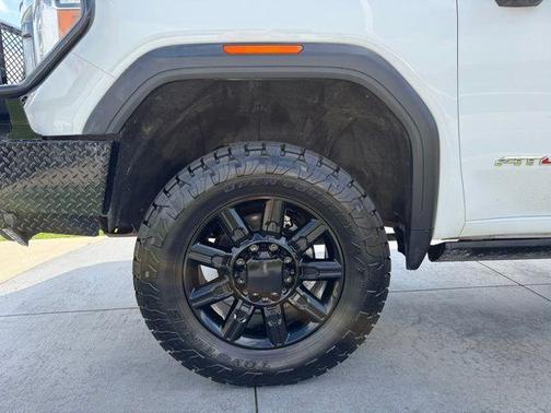 Summit White 2022 GMC Sierra 2500 AT4