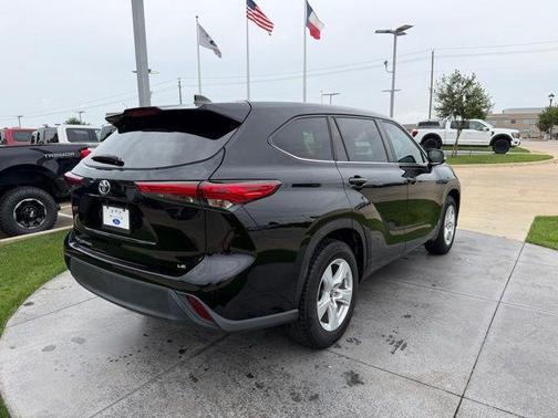 Midnight Black Metallic 2023 Toyota Highlander LE