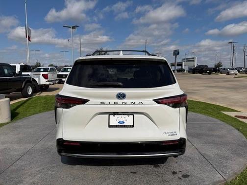 2024 Toyota Sienna Platinum 7 Passenger