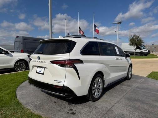 2024 Toyota Sienna Platinum 7 Passenger