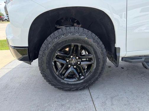 Summit White 2023 Chevrolet Silverado 1500 Custom Trail Boss