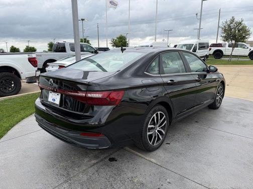 Deep Black Pearl Effect 2025 Volkswagen Jetta 1.5T SE