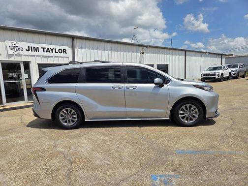 2022 Toyota Sienna XLE 8 Passenger