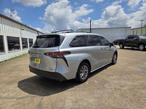 2022 Toyota Sienna XLE 8 Passenger