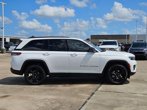 Bright White Clearcoat 2023 Jeep Grand Cherokee Altitude