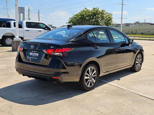 Super Black 2024 Nissan Versa 1.6 SV