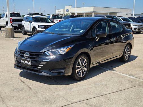 Super Black 2024 Nissan Versa 1.6 SV