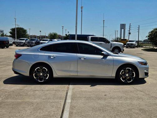 Silver Ice Metallic 2022 Chevrolet Malibu LT