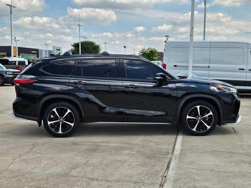 Midnight Black Metallic 2021 Toyota Highlander XSE