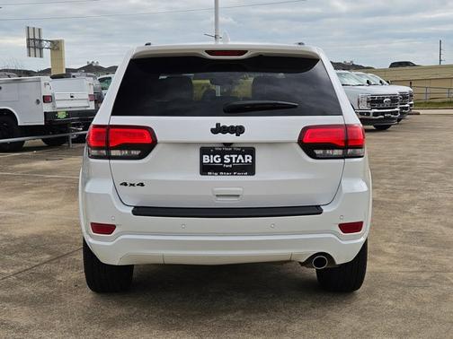 Bright White Clearcoat 2020 Jeep Grand Cherokee LAREDO