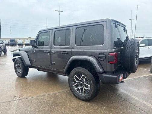Granite Crystal Metallic Clearcoat 2025 Jeep Wrangler Sahara