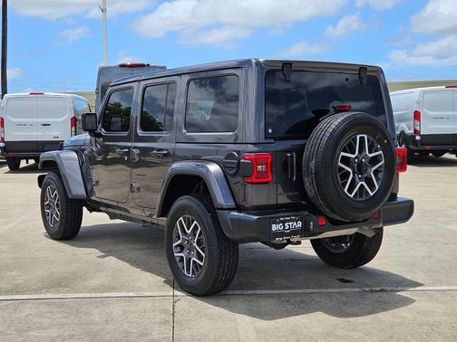 Granite Crystal Metallic Clearcoat 2025 Jeep Wrangler Sahara