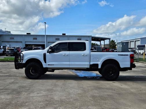 Oxford White 2024 Ford F-250 Lariat