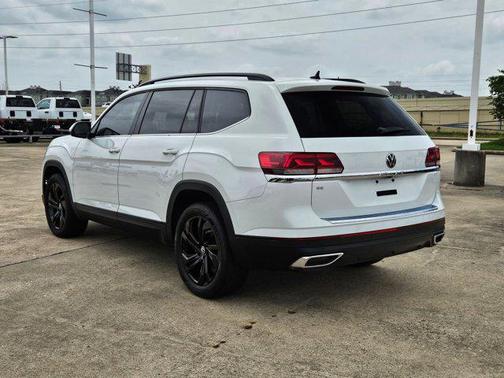 Pure White 2023 Volkswagen Atlas 2.0T SE w/Technology