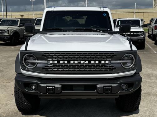 Oxford White 2026 Ford Bronco Badlands
