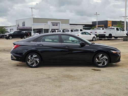 Black 2025 Hyundai ELANTRA SEL CONVENIENCE