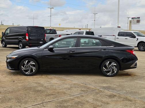 Black 2025 Hyundai ELANTRA SEL CONVENIENCE