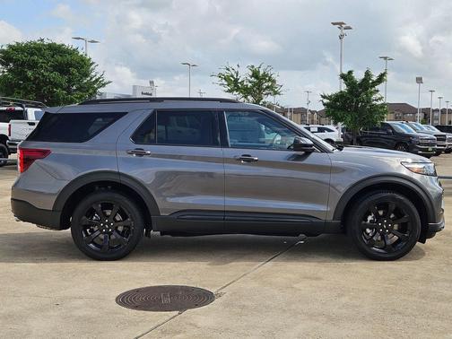 Gray Metallic 2023 Ford Explorer ST-Line