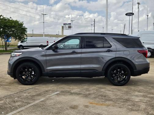 Gray Metallic 2023 Ford Explorer ST-Line