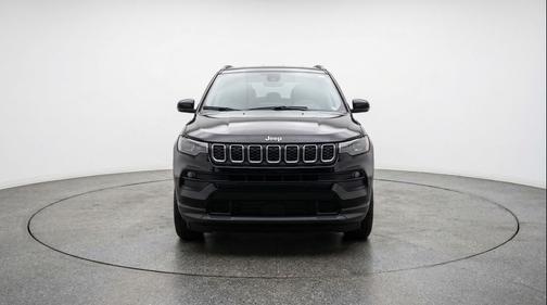 Diamond Black Crystal Pearlcoat 2025 Jeep Compass Latitude