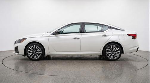 Glacier White 2025 Nissan Altima SV FWD