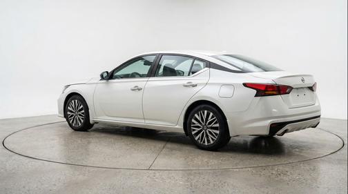 Glacier White 2025 Nissan Altima SV FWD