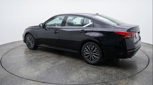 Super Black 2025 Nissan Altima SV FWD