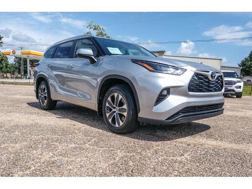 Celestial Silver Metallic 2023 Toyota Highlander XLE