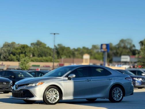 Celestial Silver Metallic 2018 Toyota Camry Hybrid XLE
